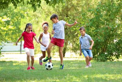 kinderen-met-voetbal